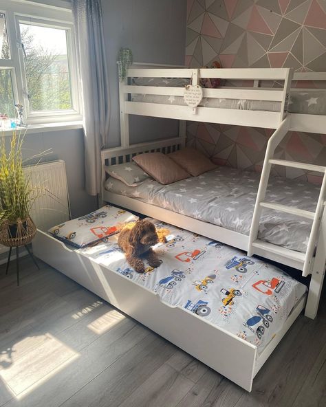 3 Kids Bedroom, Bunk Bed Decor, Bedroom Layouts For Small Rooms, Kids Room Bed, Bunk Beds Boys, Minimalist Kids Room, Kids Rooms Shared, Bunk Bed Plans, Kids Room Interior Design