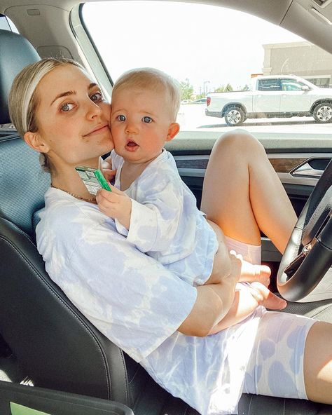 Aspyn Ovard Ferris on Instagram: “Parking lot hangs with my bb 💕 Eating tomatoes from dad’s sandwich and licking a bbq chip” Aspyn And Parker, Aspyn Ovard, Teen Pregnancy, Mommy Daughter, Cute Family, Cute Poses, Parking Lot, Mother And Child