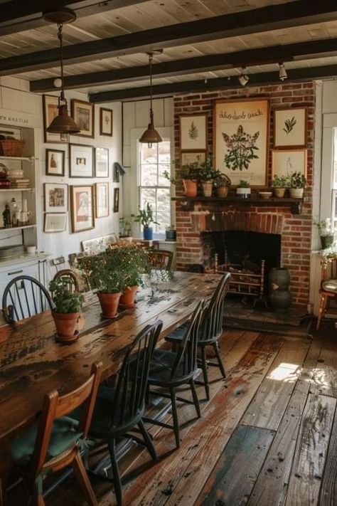 Antique Farm Kitchen, Early American Farmhouse Decor, Kitchen Table In Kitchen, Colonial House Decor, Country Kitchen Designs Farmhouse Style, Rustic Cabin Decor Farmhouse Style, Colonial Kitchen Design, Colonial Farmhouse Interior Design, Colonial Farmhouse Interior