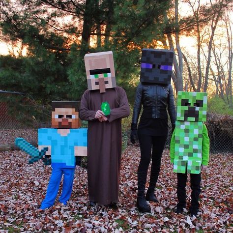 We Are Big Minecraft Fans! Our Family Decided To Create Costumes And Dress Up For Halloween This Year As Minecraft Characters. Here We Are Dressed As Steve, Villager, Enderman And Creeper Minecraft Halloween Costume, Creeper Costume, Halloween Costumes For Big Kids, Diy Fantasia, Minecraft Costumes, Costume Family, Dekorasi Halloween, Diy Minecraft, Minecraft Characters