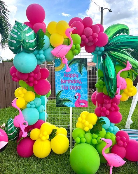 Pool party decor, summer party decor Summer Party Balloons, Teen Pool Parties, Pig Birthday Cakes, Aloha Party, Bridal Shower Balloons, Summer Party Decorations, Pool Party Decorations, Birthday Party Decorations Diy, Pig Birthday