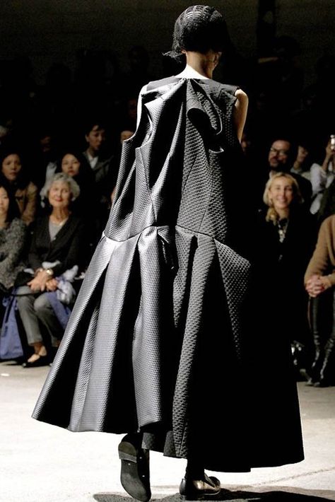 Rei Kawakubo's Creative Manifesto - Improvised Life Deconstructed Art, Oversized Clothing, Anti Fashion, Black Texture, Rei Kawakubo, Clothes Black, Avant Garde Fashion, How To Make Clothes, Black Textures