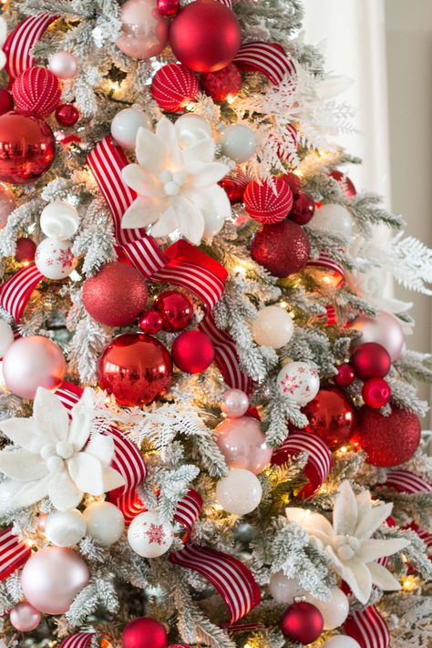 Red and White Christmas Tree - Handmade Farmhouse Red And White Christmas Tree, White Xmas Tree, Tree Ideas Christmas, Christmas Tree Inspo, Christmas Tree Decorated, Flocked Christmas Trees Decorated, Red And Gold Christmas Tree, Red Christmas Decor, Christmas Tree Decorating Themes