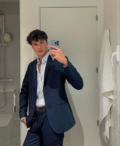 Navy Suit Aesthetic, Prom Boys Outfit, Guy Prom Outfits, Prom Suit Ideas, Mens Prom Outfit, Prom Looks For Guys, Prom Outfits Men, Graduation Outfit Ideas Men, Guys Prom Outfit