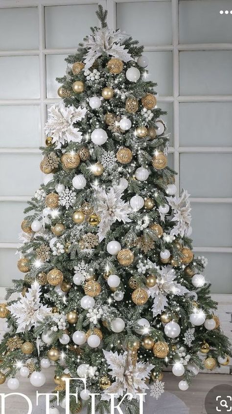 Gold And Silver Christmas Tree Decor, Christmas Tree Decorations White, Christmas Tree Ideas 2023, Green And Gold Christmas Tree, Tree Ideas Christmas, Christmas Tree Inspo, Ideas Christmas Tree, Tree Decorations Christmas, Gold Christmas Tree Decorations