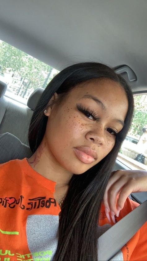 pinterest: @TRUUBEAUTYS💧#pinterestTruubeautys . Baddie Pictures, Black Girls With Freckles, Tattooed Freckles, Women With Freckles, Katerina Graham, Freckles Makeup, Freckles Girl, Pretty Lashes, Punk Hair