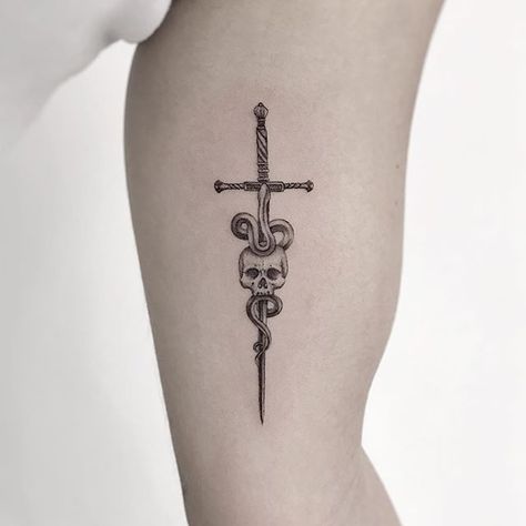 Gryffindor Tattoo, Snake And Skull Tattoo, Molecule Tattoo, Tatuagem Masculina Pequena, 7 Tattoo, Dragon Tattoo For Women, Tattoos Geometric, Cute Tattoos For Women, Badass Tattoos