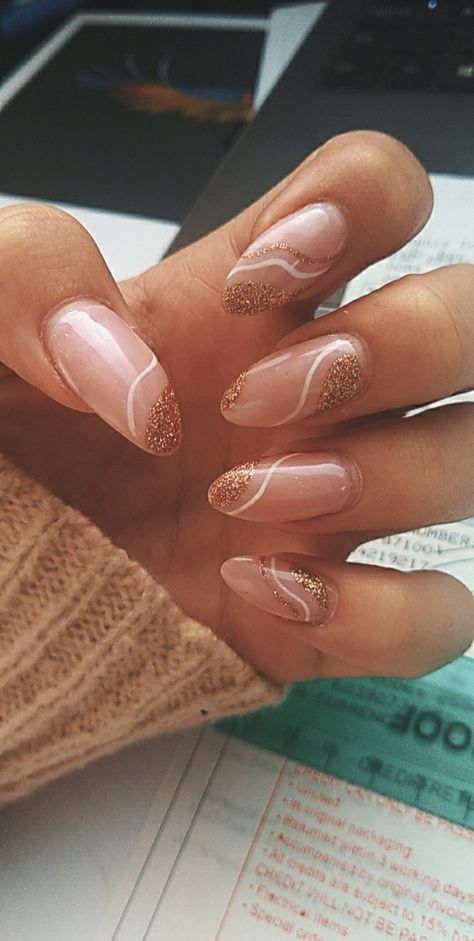 Swirly Sparkly Nails, Diwali Nails Acrylic, Diwali Nail Inspiration, Diwali Inspired Nails, Gold Glitter Swirl Nails, Diwali Nails Idea, Sparkly Swirl Nails, Nails For Diwali, Nail Art For Diwali