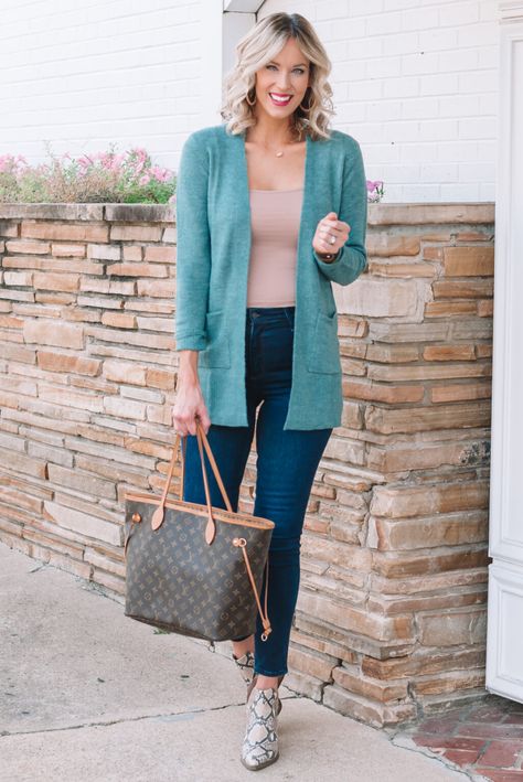 Fall Cardigan Outfit - Straight A Style Teal Cardigan Outfit, Cardigan Fall Outfit, Adrette Outfits, Stile Blair Waldorf, Cami Outfit, Teal Cardigan, Thanksgiving Outfit Ideas, What To Wear Fall, Cute Thanksgiving Outfits