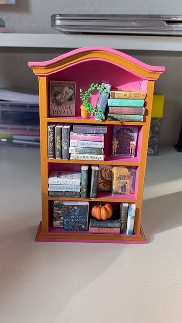 Mini Book Shelf Diy, Mini Bookshelf Ideas, Bookish Decor Diy, Mini Bookshelf Diy, Diy Mini Bookshelf, Clay Bookshelf, Book Nook Ideas, Fantasy Bookshelf, House Bookshelf