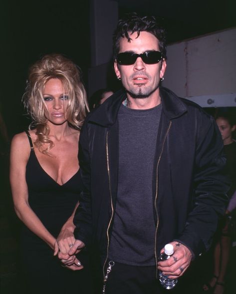 Pam Anderson Tommy Lee, Pamela And Tommy, Pamela Andersen, Pam Anderson, Pam And Tommy, Tommy Lee, 90s Fashion Outfits, Famous Couples, Mötley Crüe