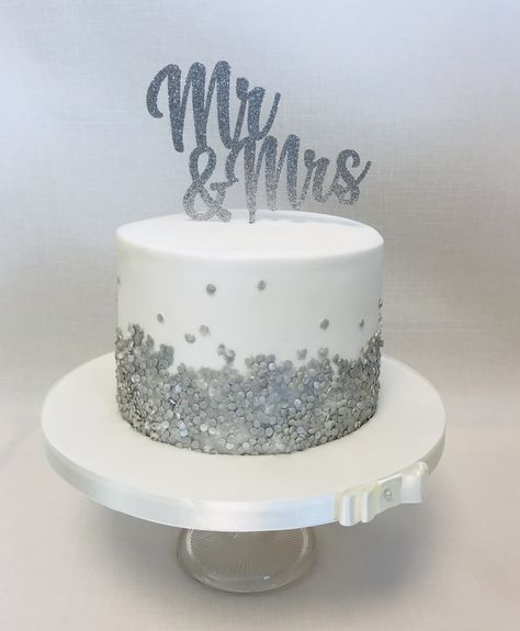 Silver Cake Decorations, Silver Wedding Anniversary Cake Simple, Silver Jubilee Cake 25th Anniversary, Silver Jubilee Anniversary Ideas, 25th Wedding Anniversary Cake Design, Silver Jubilee Cake, Silver Cake Ideas, White And Silver Cake, Diamond Anniversary Cake