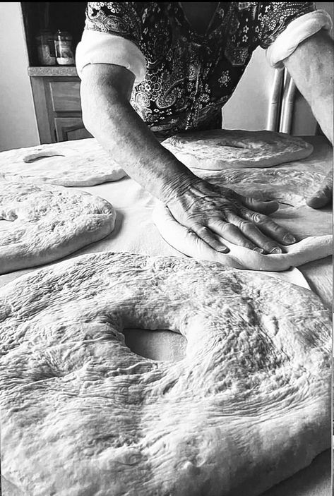 Cooking With Grandma Aesthetic, Italian Mother Aesthetic, Grandma Cooking Aesthetic, Vintage Italian Photos, Grandma Cooking Photography, Italian Grandmother Aesthetic, Italian Nonna Aesthetic, Italian Culture Aesthetic Food, Italy Food Photography