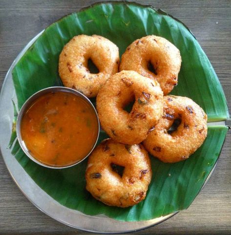 Sambhar vada, south Indian food, street food, Indian food Indian Food Street, Street Food Indian, South Indian Sweets, South Indian Thali, Sambhar Recipe, Medu Vada, South Indian Snacks, South Asian Aesthetic, Food Indian