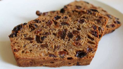 Easy 3 ingredient fat free fruit loaf - Starts at 60 3 Ingredient Fruit Cake Recipe, Weetabix Cake, Fruit Loaf, Fruit For Diabetics, Banana Brownies, Dried Fruit Mix, Fruitcake Recipes, Free Fruit, Delicious Cake Recipes