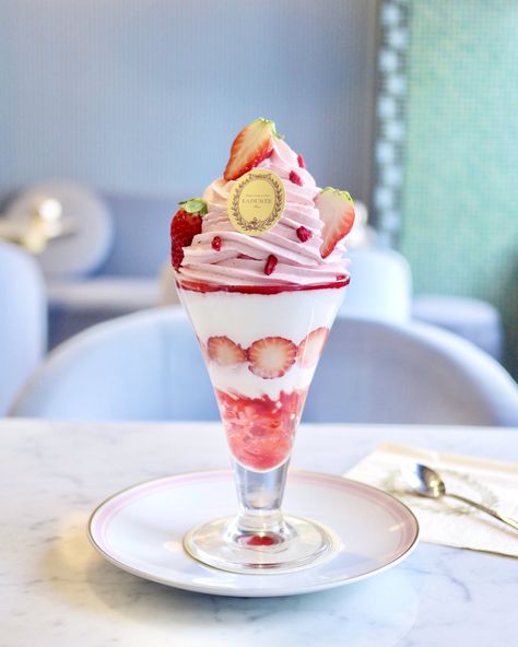 LADUREE Kyoto Shijo/Best-Seller Parfait With Two Kinds Of Cream & Many Strawberries! Strawberry Parfait, Parfait Desserts, Parfait Recipes, Whip Cream, Japanese Dessert, Ice Cream Sundae, Recipes From Heaven, Pampered Chef, Ice Cream Cake