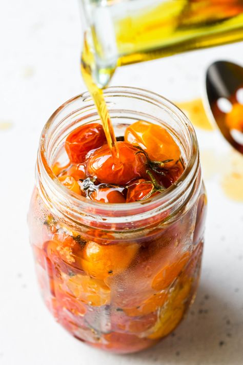 pouring olive oil onto cherry tomatoes Canning Cherry Tomatoes, Preserving Tomatoes, Cherry Tomato Recipes, Slow Roasted Tomatoes, Roasted Cherry, Roasted Cherry Tomatoes, Slow Roast, Garden Recipes, Tomato Recipes