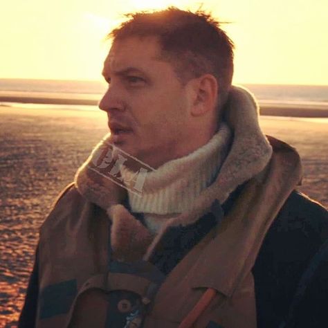 flying friday hardylicious #tomhardy Farrier sexy pilot dunkirk movie 😍 Tom Hardy Dunkirk, Dunkirk Movie, Thomas Hardy, The Dark Knight Rises, Tom Hardy, Man Alive, Crochet Scarf, Actors