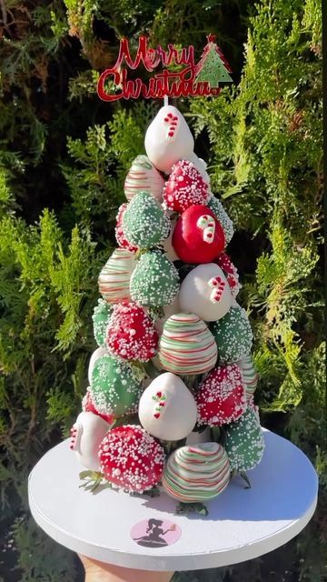 Silvi Sargsyan 🇦🇲🇺🇸 on Instagram: "CHRISTMAS strawberry tower 🎄🎅🏻🍓 🎅🏻🎄For orders write DM 💌 or contact 📱818-452-8480 Hurry to make your Christmas preorders #strawberrytower #strawberrytowers #macarontower #sweetsixteen #eventplanning #partydesserts #eventdesserts #ınstagood #reeloftheday #macaroncake #macaronlover #strawberrybouquet" Chocolate Covered Strawberry Christmas Tree, Christmas Tree Strawberries, Christmas Strawberry Tower, Christmas Desserts Strawberry, Christmas Theme Chocolate Covered Strawberries, Decorative Christmas Desserts, Xmas Strawberries, Christmas Chocolate Strawberries, Strawberry Christmas Desserts