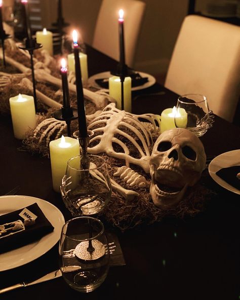 Haunted Living Room, Halloween Table Scape, Halloween Sweet 16, Deco 2023, Haunted Mansion Halloween, Halloween Movie Night, Party 2023, Creepy Decor, Halloween Movie