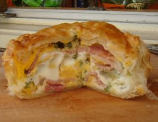 Thermomix, Puff Pizza, Egg And Bacon Pie, Mini Pie Recipes, Bacon Pie, Egg Pie, Pizza Pockets, Pie Maker, Sausage Roll