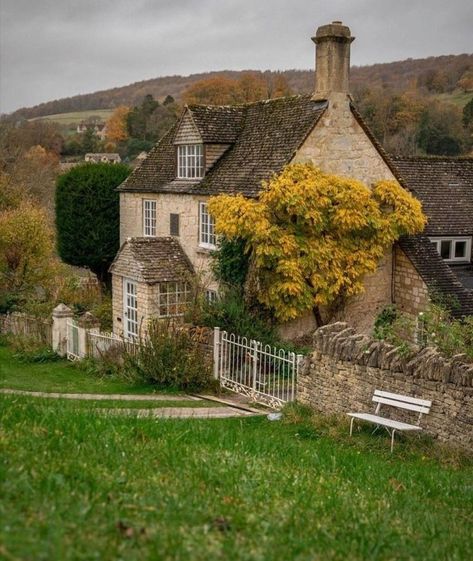 Cottage Mansion, Old English Cottage, British Cottage, Dream House Aesthetic, Australia Landscape, Cute Cottages, European Cottage, Shop Counter, English Village