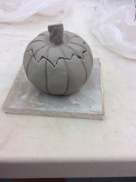 double pinch pot ideas - Google Search Double Pinch Pot Ideas Ceramics Halloween, Pinch Pot Sculpture Ideas, Combined Pinch Pot Ideas, Pinch Pot Pumpkin Ideas, Halloween Pinch Pots, Pumpkin Pinch Pot, Pinch Pot Inspiration, Cool Pinch Pot Ideas, Pinch Pot Pumpkins