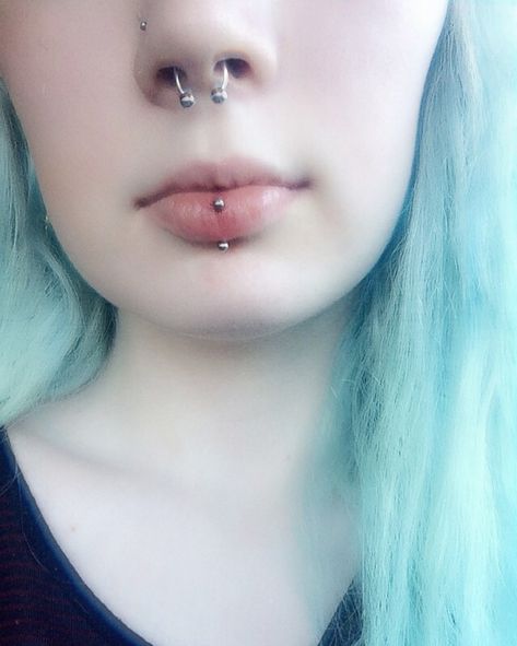 vertical lip piercing Vertical Lip Piercing, Filter Snow, Piercing Inspiration, Lip Piercing, Tatting, Piercings, Filter, Nose Ring, Lips