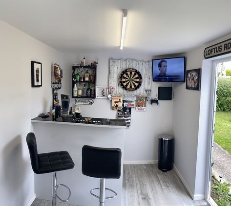 Home Bar In Garage, Garage Sports Bar Ideas, Small Garage Bar, Small Corner Bar Ideas, Small Corner Bar, Man Shed Bar, Home Bar Ideas Small Corner, Corner Bar Ideas For Home, Mini Man Cave Ideas