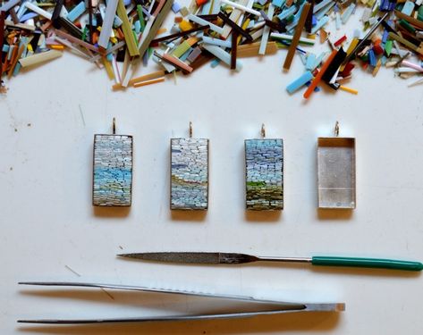 Creating Micro Mosaic Pendants with Mireille Swinnen | Mosaic Arts Micro Mosaic Jewelry, Glass Bottle Diy, Mosaic Madness, Mosaic Art Projects, Inlay Jewelry, Diy Resin Projects, Micro Mosaic, Mosaic Projects, Mosaic Diy