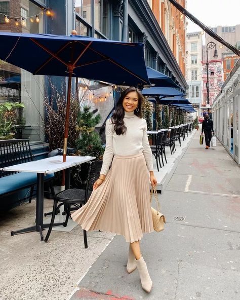 Ivory Midi Skirt Outfit, Ivory Pleated Skirt Outfit, Ivory Skirt Outfit, Pleated Midi Skirt Outfit Winter, Pleated Skirt With Sweater, Sweater And Pleated Skirt Outfit, Cream Skirt Outfit, Pleated Midi Skirt Outfit, Midi Skirt Outfit Winter