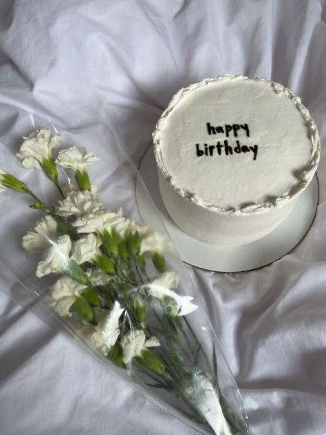 Birthday Cake Asthetic Picture, Happy Birthday Mini Cake, Asthetic Cakes, 28 Birthday Cake, Birthday Cake Flowers, Birthday Alone, Aesthetic Birthday Cake, Happy Birthday Flower Cake, Cake Photoshoot