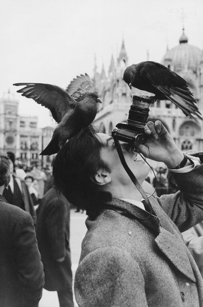 Il était une fois... Alain Delon Holding A Camera, Jackson Browne, Robert Doisneau, Black And White Photograph, Vintage Versace, Foto Tips, Alain Delon, Two Birds, Foto Art