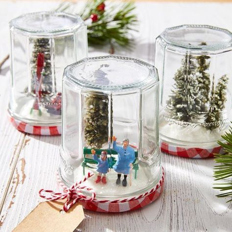 christmas cottage Diy Christmas Ball, Festive Centerpieces, Christmas Cottage, Jar Ideas, Christmas Snow Globes, Jar Diy, Jam Jar, Homemade Christmas Gifts, Jar Crafts