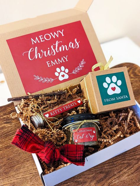 Cat Christmas Gifts, Cat Gift Basket, Pet Christmas Presents, Christmas Presents For Cats, Gifts From Santa, Xmas Market, Xmas Vibes, Christmas Dog Treats, Cat Christmas Stocking