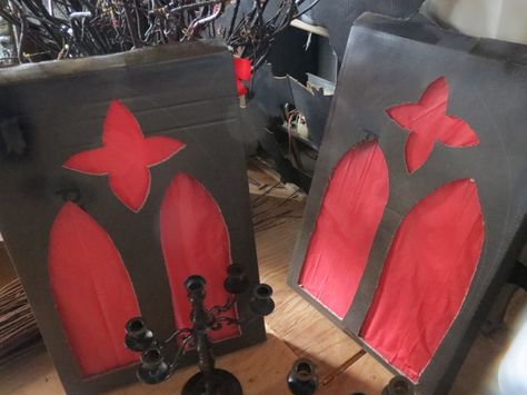 Dracula Decorations Decorating Ideas, Vampire Party Decorations Diy, Vampire Outdoor Decorations, Trunk Or Treat Vampire, Vampire Door Decorations, Vampire Haunted House Ideas, Diy Vampire Decorations, Vampire Diy Decor, Diy Vampire Decor