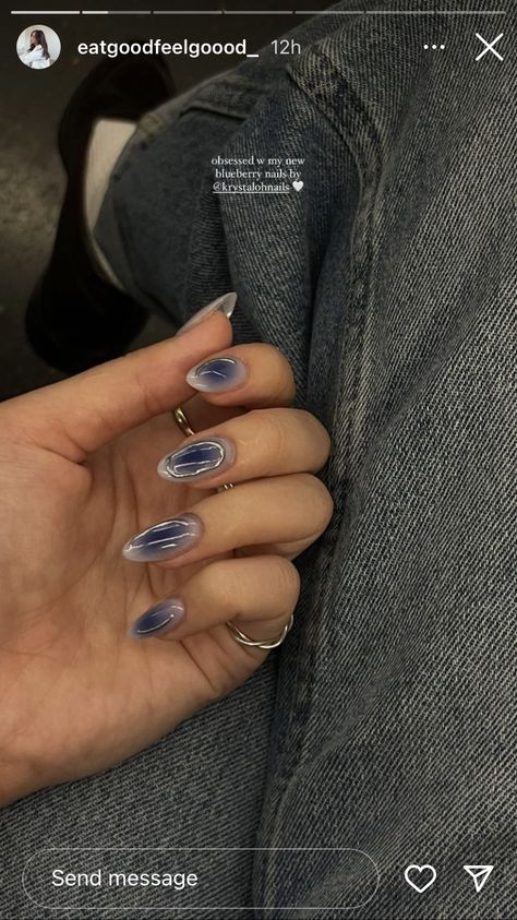 Simple Nail Art Manicure, Korean Blue Nails Aesthetic, Blue Nail Art Aesthetic, Cool Aesthetic Nails, Navy Nail Art Ideas, Navy Blue And Pearl Nails, Emo Wedding Nails, Aesthetic Navy Blue Nails, Dark Blue Korean Nails