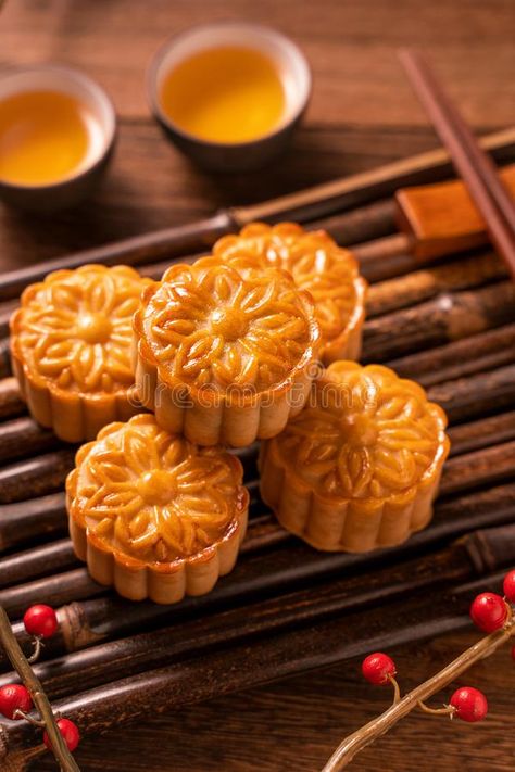 Chinese Pastry, Chinese Moon Cake, Chinese Cake, Cake Festival, Food Photography Dessert, Gluten Free Chocolate Recipes, Mooncake Festival, Moon Cakes, Dessert Photography