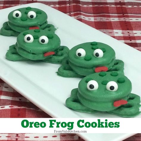 Oreo Frog Cookies are just adorable. They make a nice project to do with the kids and a great snack for the milder days of spring that are approaching. These fun, edible frogs are made with Oreos and pretzels and decorated with melting chocolate and candy accessories. Oreo Frogs, Frog Kitchen, Oreo Recipe, Kitchen Cookies, Candy Accessories, Frog Cookies, Princess Frog, Frog Party, Green Candy