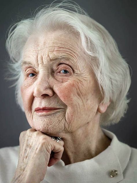 Here's What Happiness Looks Like At 100 Years Old Old Age Makeup, Old Faces, Old Person, Face Photography, Poses References, Old Woman, Trik Fotografi, Old Age, Old People