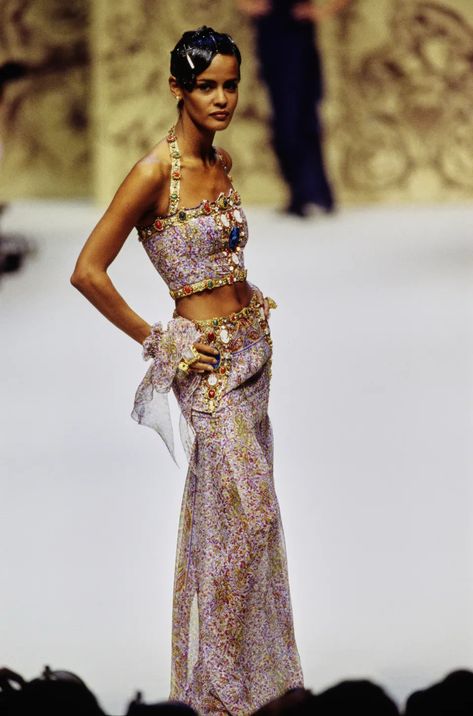 90s Runway Fashion, Runway Fashion Couture, Vintage Runway, Runway Outfits, Haute Couture Dresses, Chanel Spring, Claudia Schiffer, Christy Turlington, Naomi Campbell