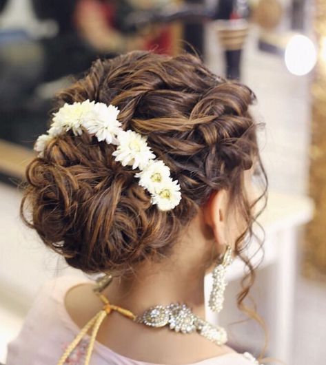 Curly Hairstyles Indian Wedding Bun, Balayage, Messy Bun For Indian Bride, Traditional Messy Bun, Messy Juda Hairstyle, Traditional Messy Bun Hairstyle Indian, Haldi Hairstyles For Bride Sister, Messy Bun For Saree Simple, Curly Hair Bridal Bun