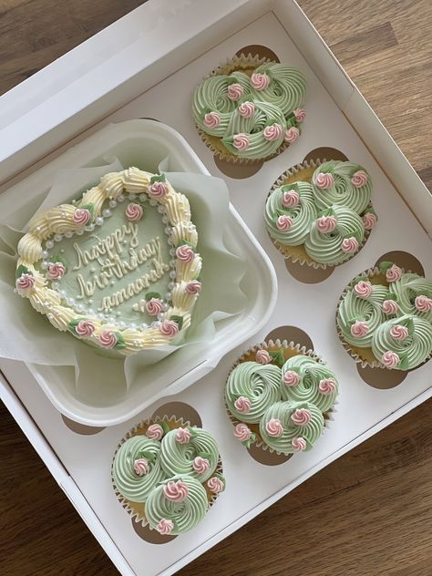 Bento Cakes, Cookie Bakery, Creative Cake Decorating, Decorating Cakes, Pretty Birthday Cakes, Lunch Boxes, Box Cake, Creative Cakes, Bento Box