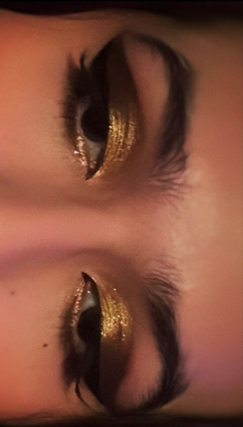 Black Gold Eyeshadow, Maquillage On Fleek, Gold Eyeliner, Vampire Bride, Gold Makeup Looks, Eyeliner Designs, Gold Eye Makeup, Prom Eye Makeup, Dope Makeup