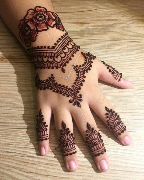 Mehndi Designs For Kids/Babies For Wedding Season Short Mehndi Design, Back Hand Mehndi, Tato Henna, Henna Inspired Tattoos, Henna Tattoo Designs Hand, Henna Tattoo Hand, Simple Mehndi Designs Fingers, Mehndi Designs For Kids, Very Simple Mehndi Designs