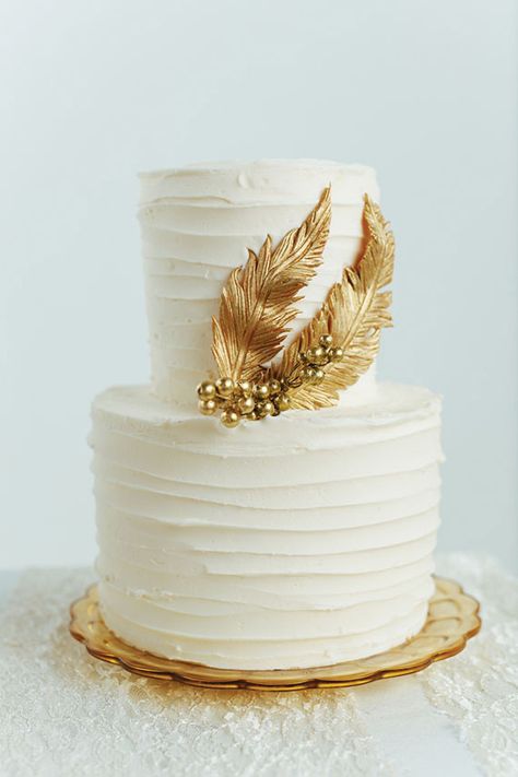 Feather wedding cake inspiration // see all the cakes on www.onefabday.com Feather Wedding Cake, Gold And White Cake, Feather Cake, Unusual Wedding Cakes, Blush Wedding Inspiration, Feather Wedding, Cake Bars, Gold Wedding Cake, Gold Cake