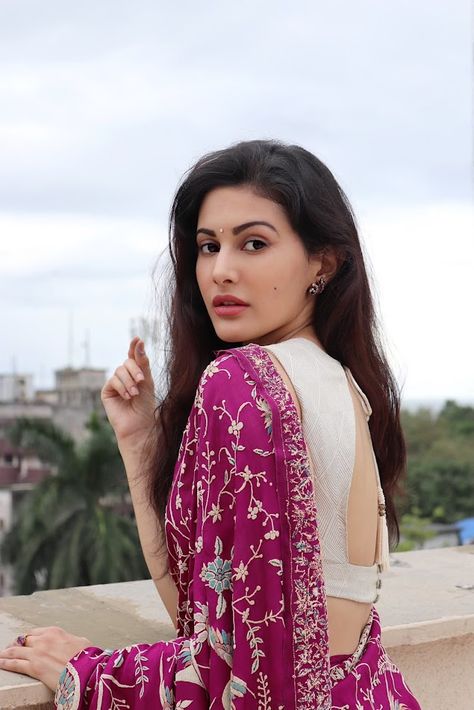 Amyra Dastur Actor Dhanush, Saree Model, Amyra Dastur, Saree Stills, Modeling Photos, Saree Poses, Bollywood Hairstyles, Indian Photoshoot, Glamour Photo