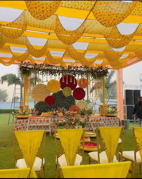 Haldi Stage, Wedding Entrance Decoration, Haldi Backdrop, Haldi Wedding, Haldi Decoration Ideas, Indoor Wedding Decorations, Haldi Decoration, Hall Decorations, Marriage Function