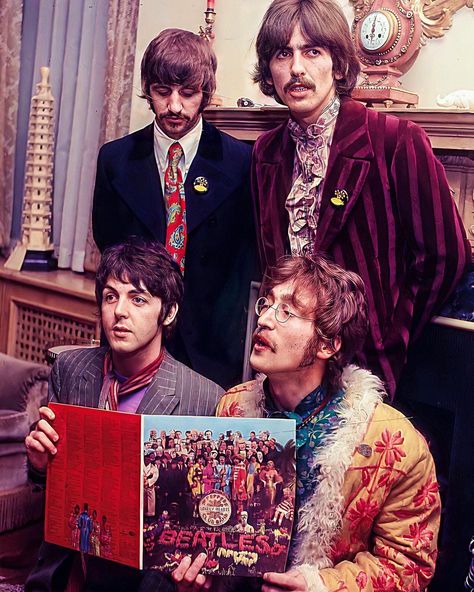 Beatles Videos, Sgt Peppers Lonely Hearts Club Band, Beatles Sgt Pepper, Lonely Hearts Club, I Am The Walrus, Acid Rock, Beatles Pictures, Sgt Pepper, Hippie Culture