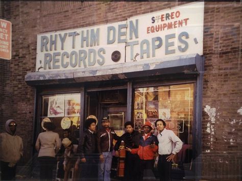 Rhythm Den with owner Ritchie T who also owned the T-Connection (see above) with The Fantastic with Grand Wizard Theodore East Tremont, The Bronx, 1980 | ph: Charlie Ahearn 80s Hiphop, Kool G Rap, Jamel Shabazz, Grand Wizard, Hip Hop Aesthetic, Cultura Hip Hop, Dead Of Summer, History Of Hip Hop, Hip Hop Dj